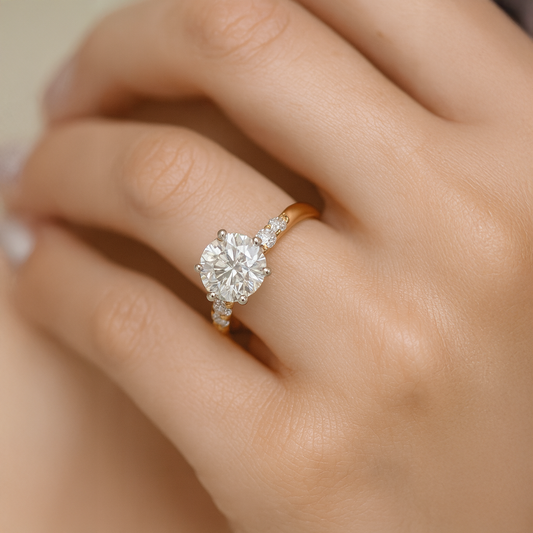 solitaire round diamond ring in finger