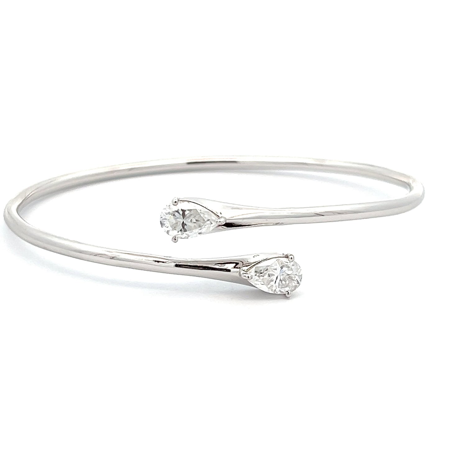 Brazalete inspirador de diamantes blancos de 2,00 ct con solitario en forma de pera