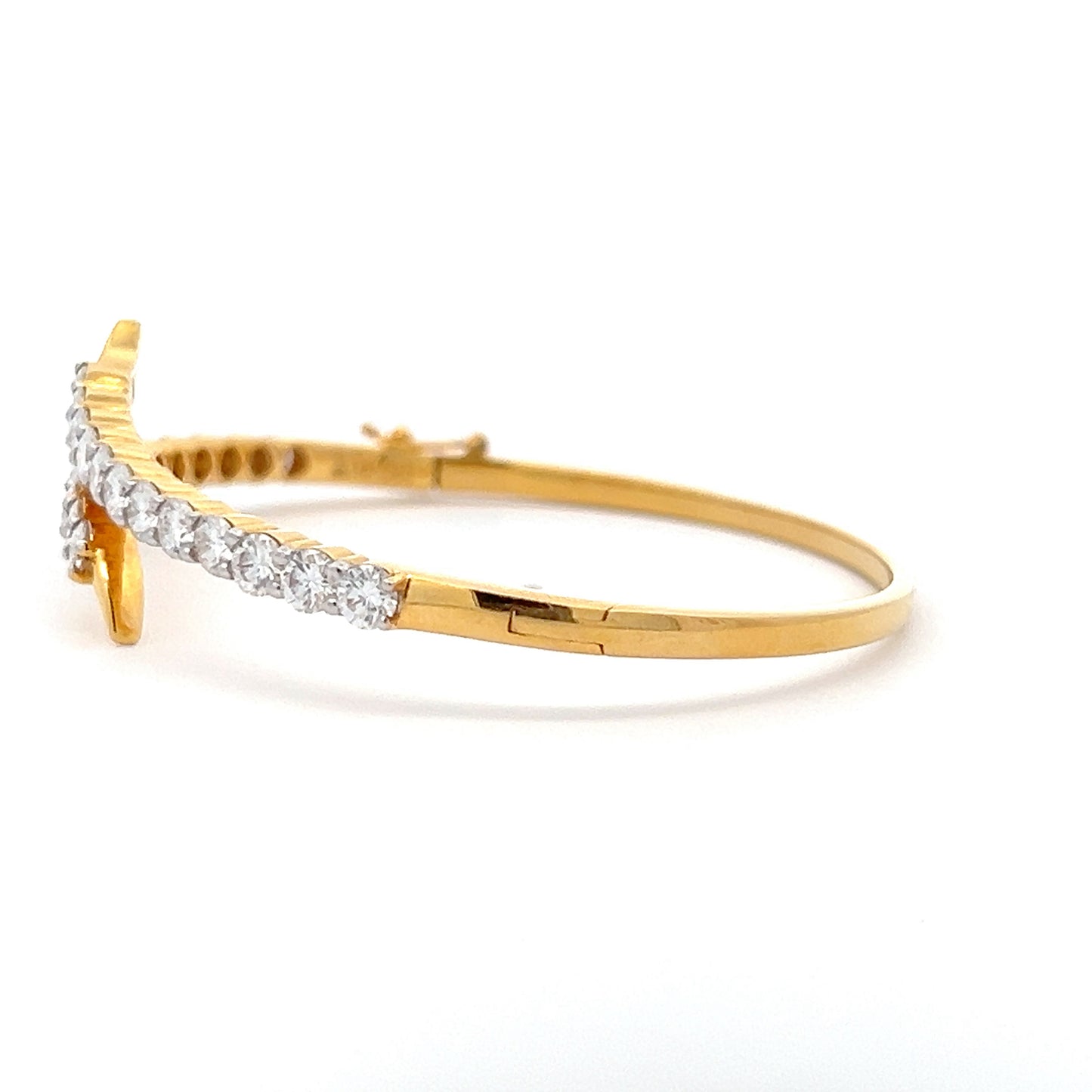 Mesmerizing Bracelet 3.84ct In Round Shape Solitaire 14k Gold With Diamos Lab Grown Moissanite