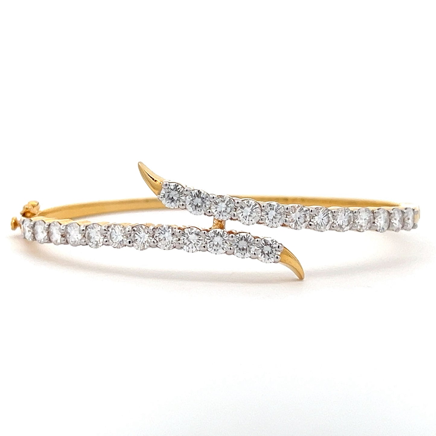 Mesmerizing Bracelet 3.84ct In Round Shape Solitaire 14k Gold With Diamos Lab Grown Moissanite