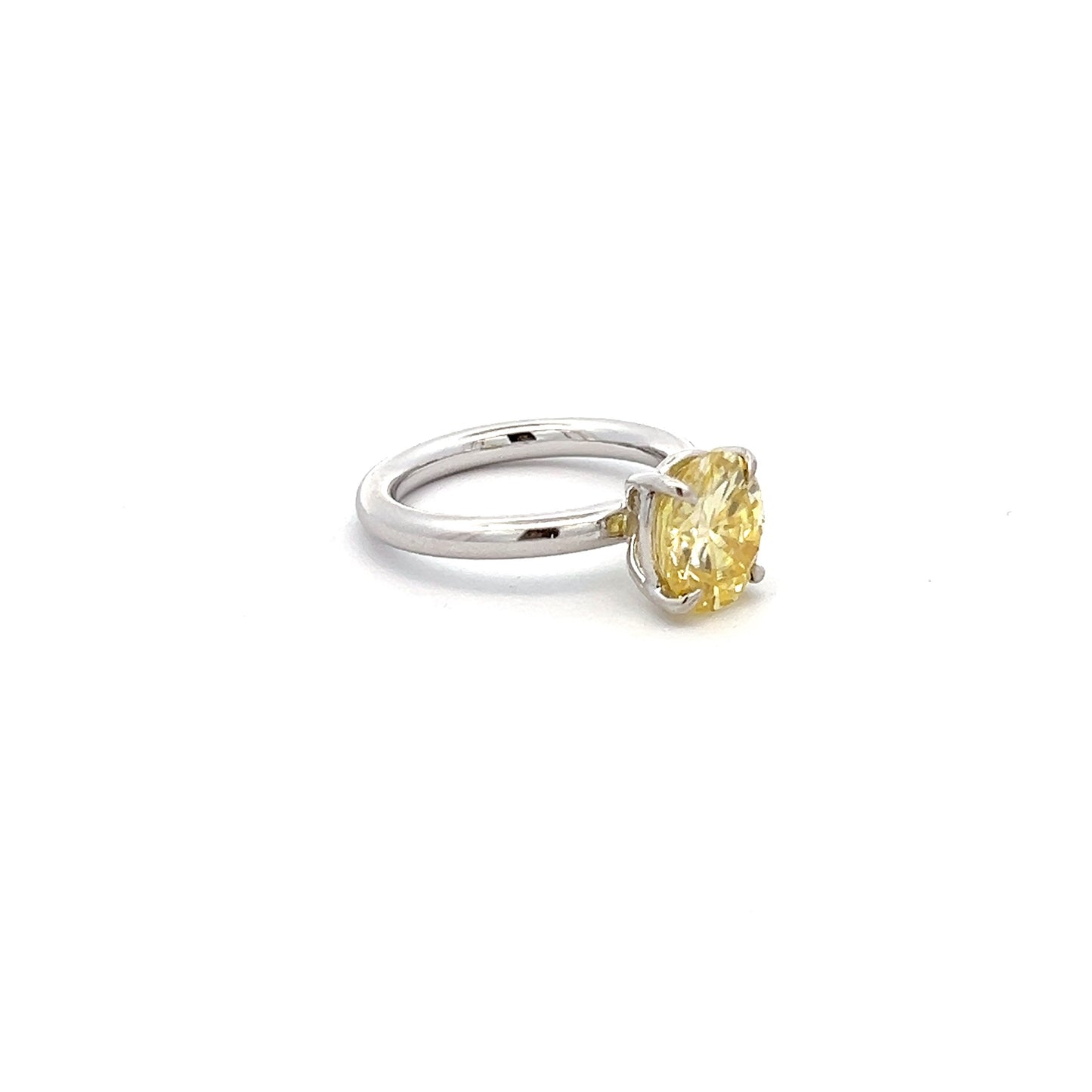 Exquisito anillo Grace de forma ovalada de 3 quilates en oro blanco de 14 k con moissanita cultivada en laboratorio Diamos